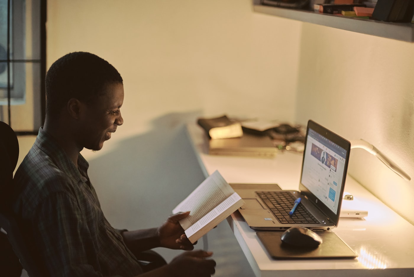 Professionnel africain travaillant sur un ordinateur portable