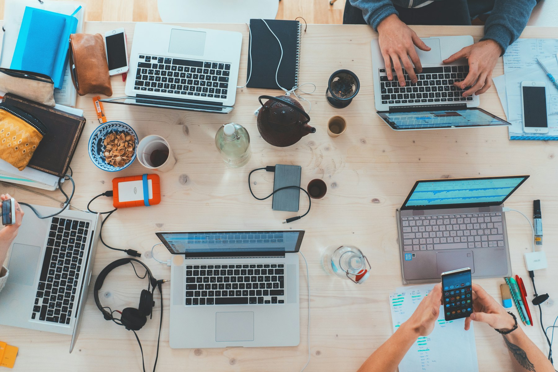 Équipe au travail : laptops, téléphones et fournitures de bureau