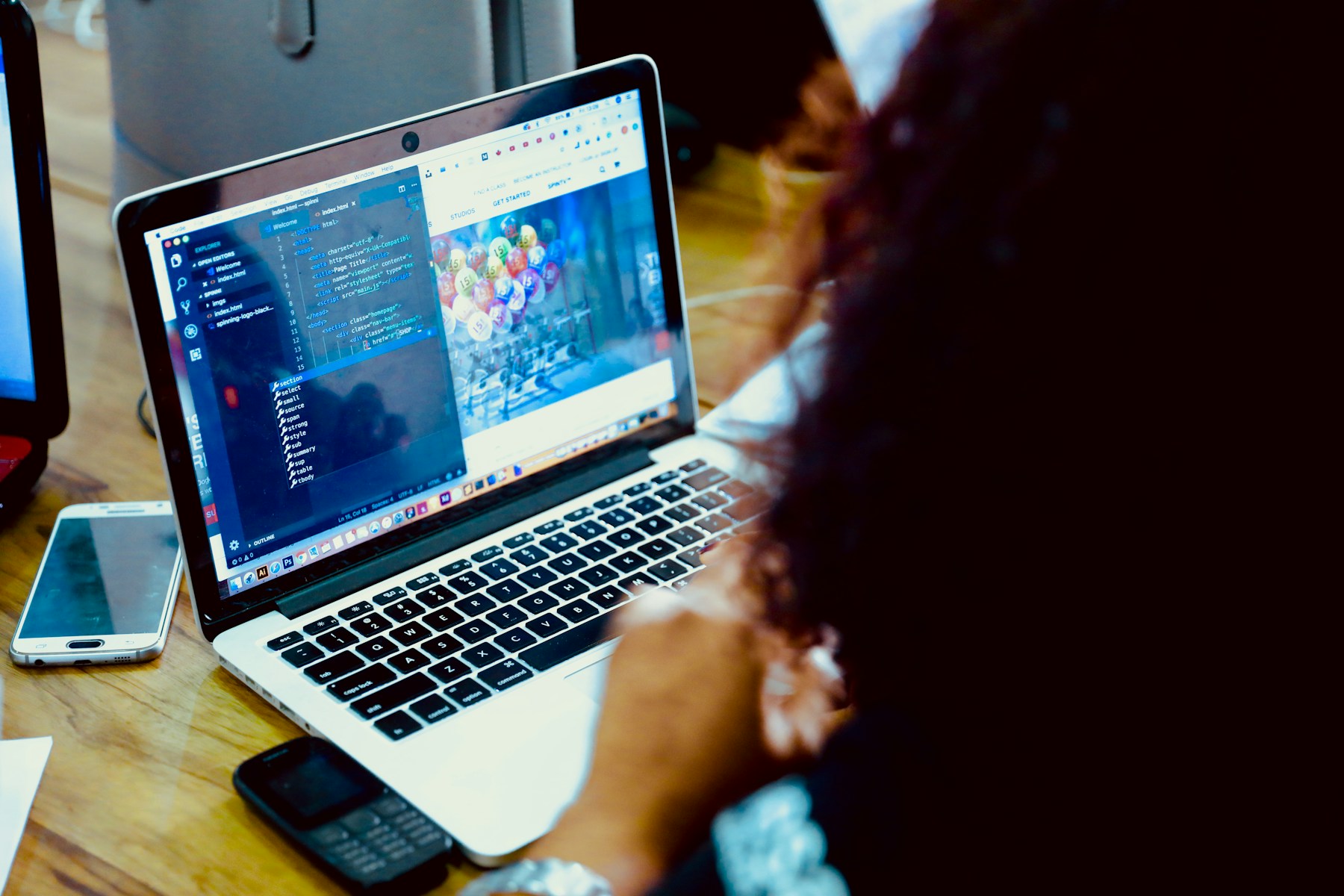 Création d'un site web : code et aperçu sur un ordinateur portable