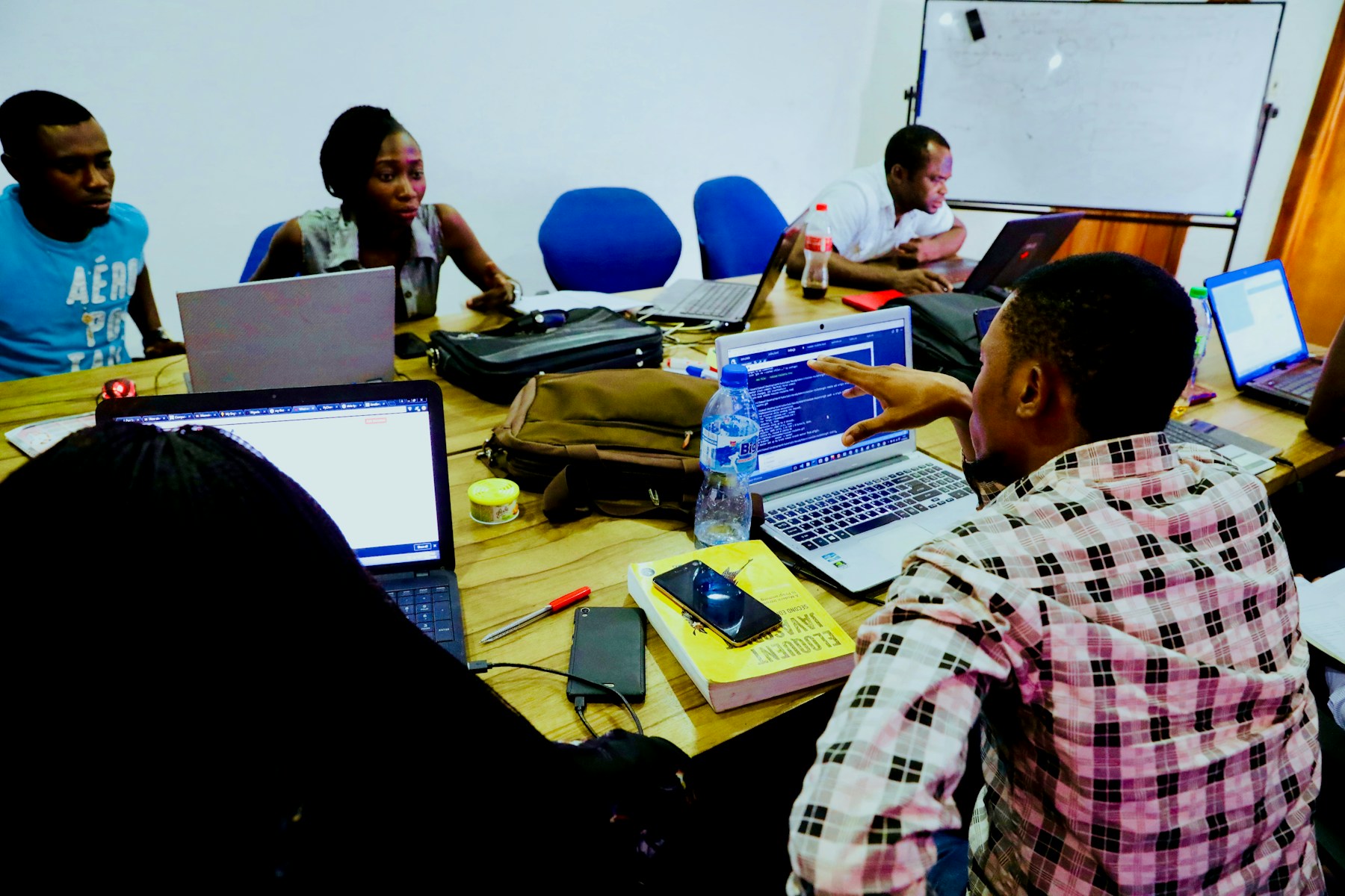 Formation informatique : jeunes professionnels africains autour de portables