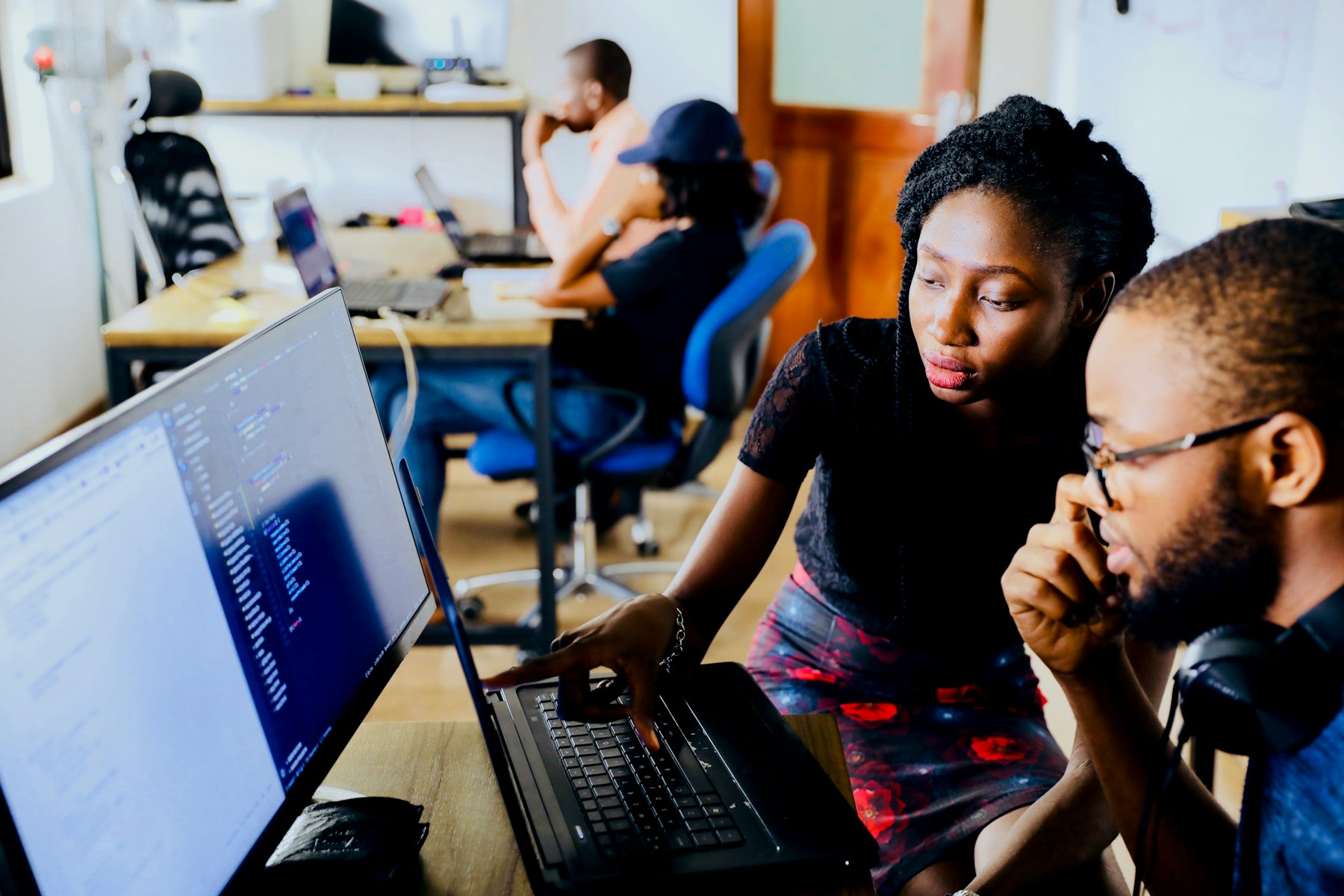 Équipe africaine collaborant sur du code, systèmes d'information