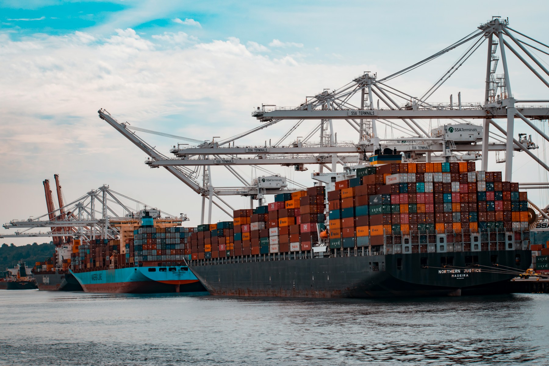 Porte-conteneurs à quai, importation et distribution de matériel