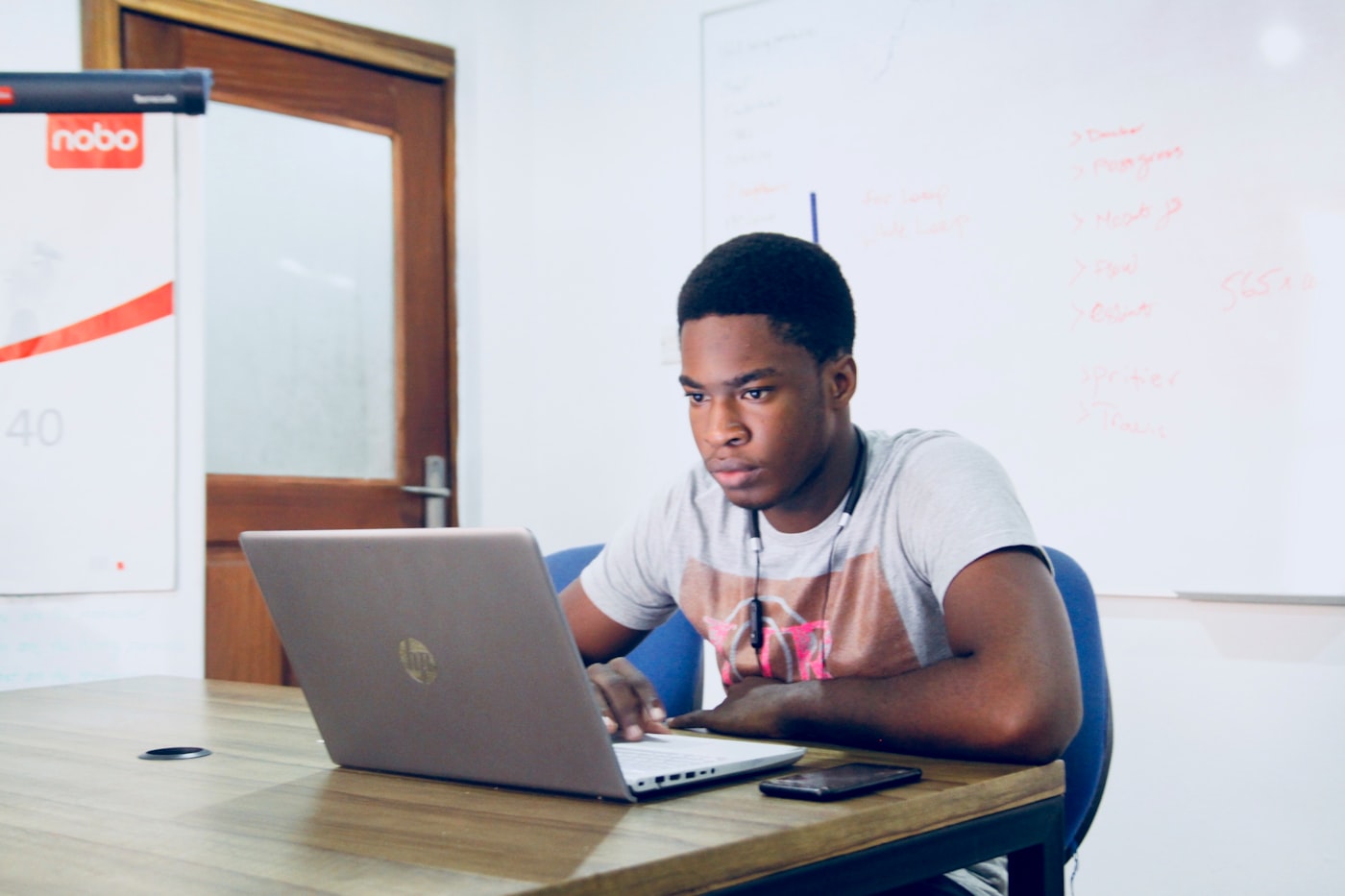 Jeune développeur africain concentré sur son ordinateur portable