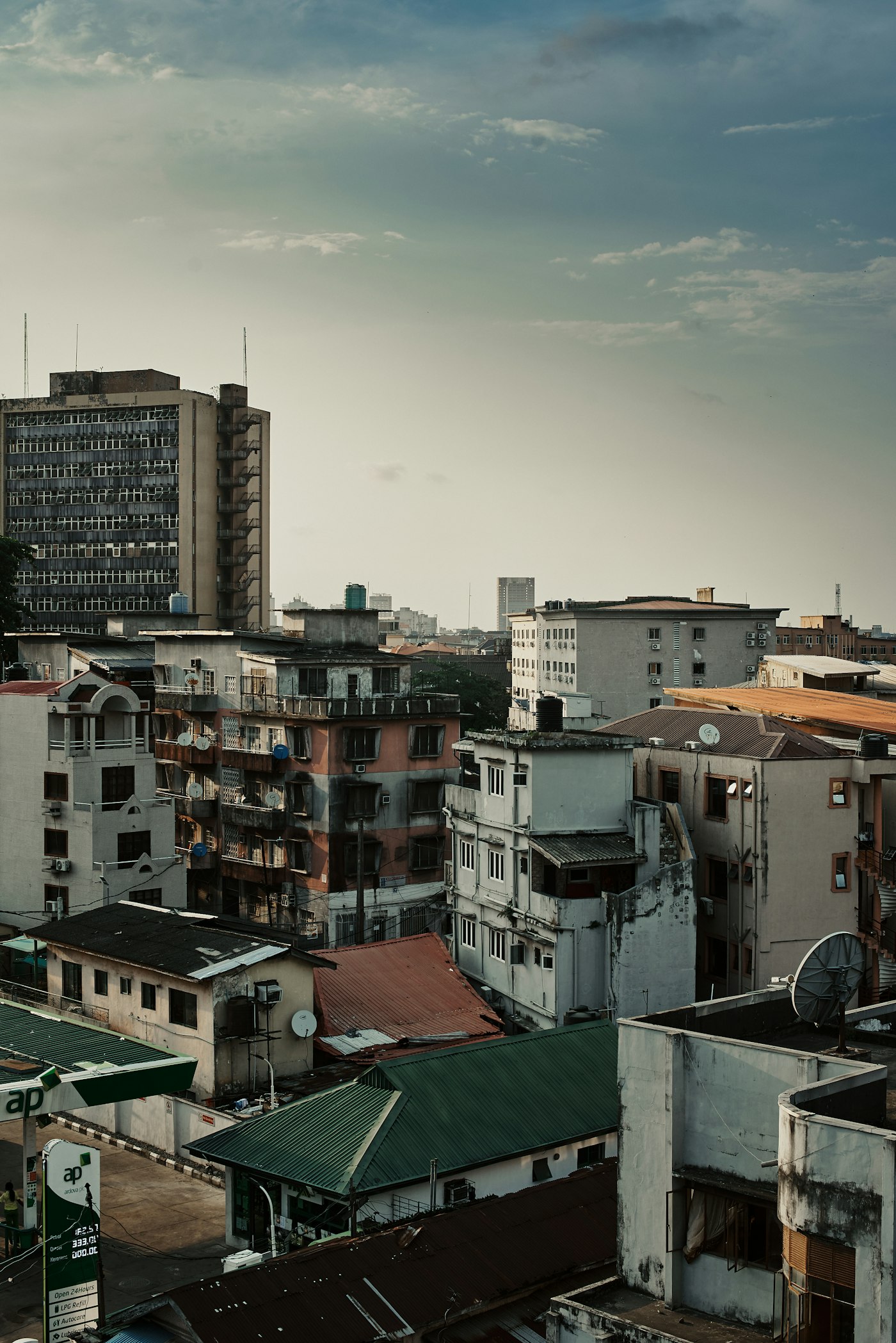 Quartier dense d'une métropole ouest-africaine