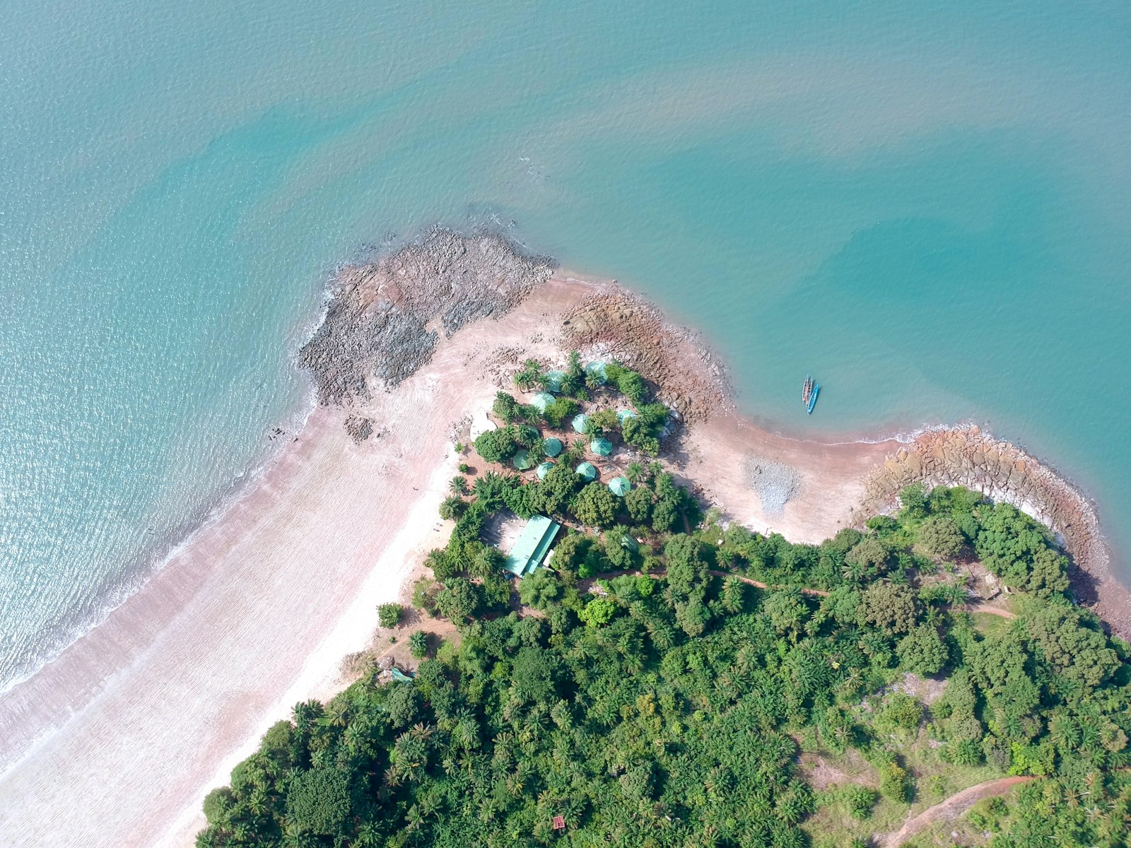 Côte guinéenne vue du ciel, lisière de palmiers et océan Atlantique