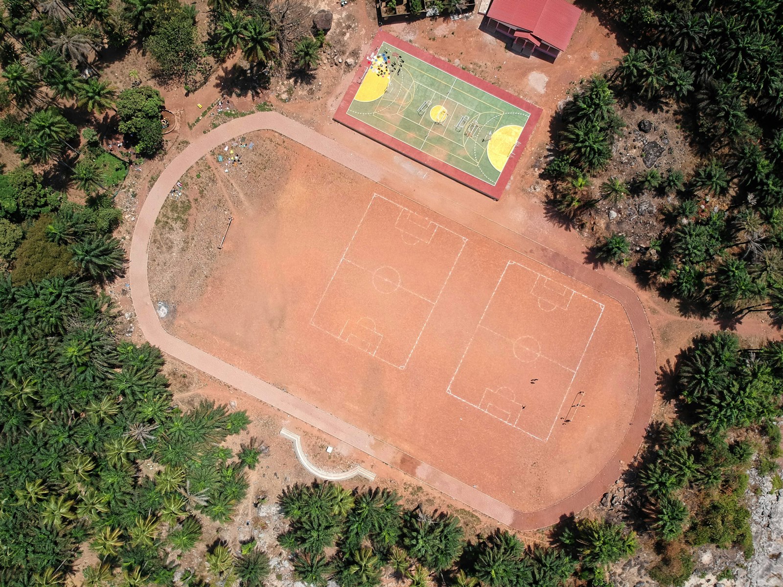 Conakry vue du ciel, stade et tissu urbain au bord de l'Atlantique