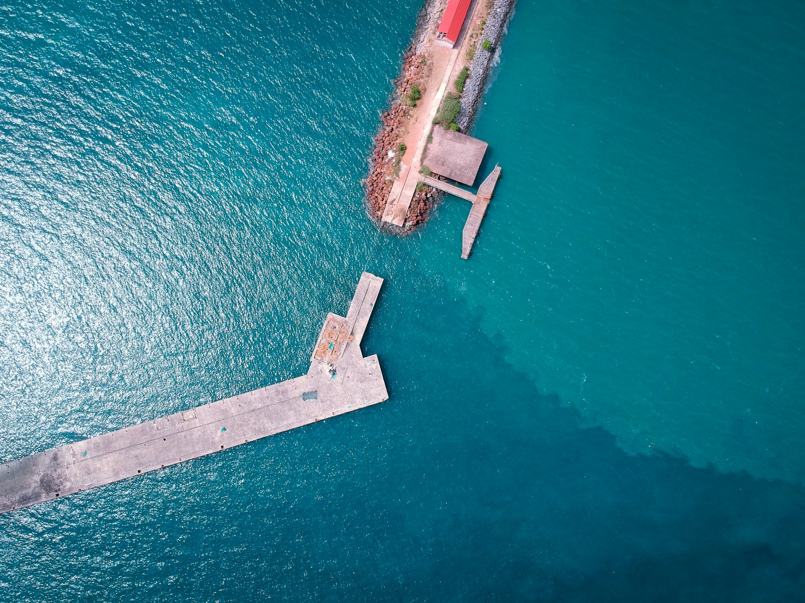 Ponton et plan d'eau à Conakry, logistique et accès aux gisements