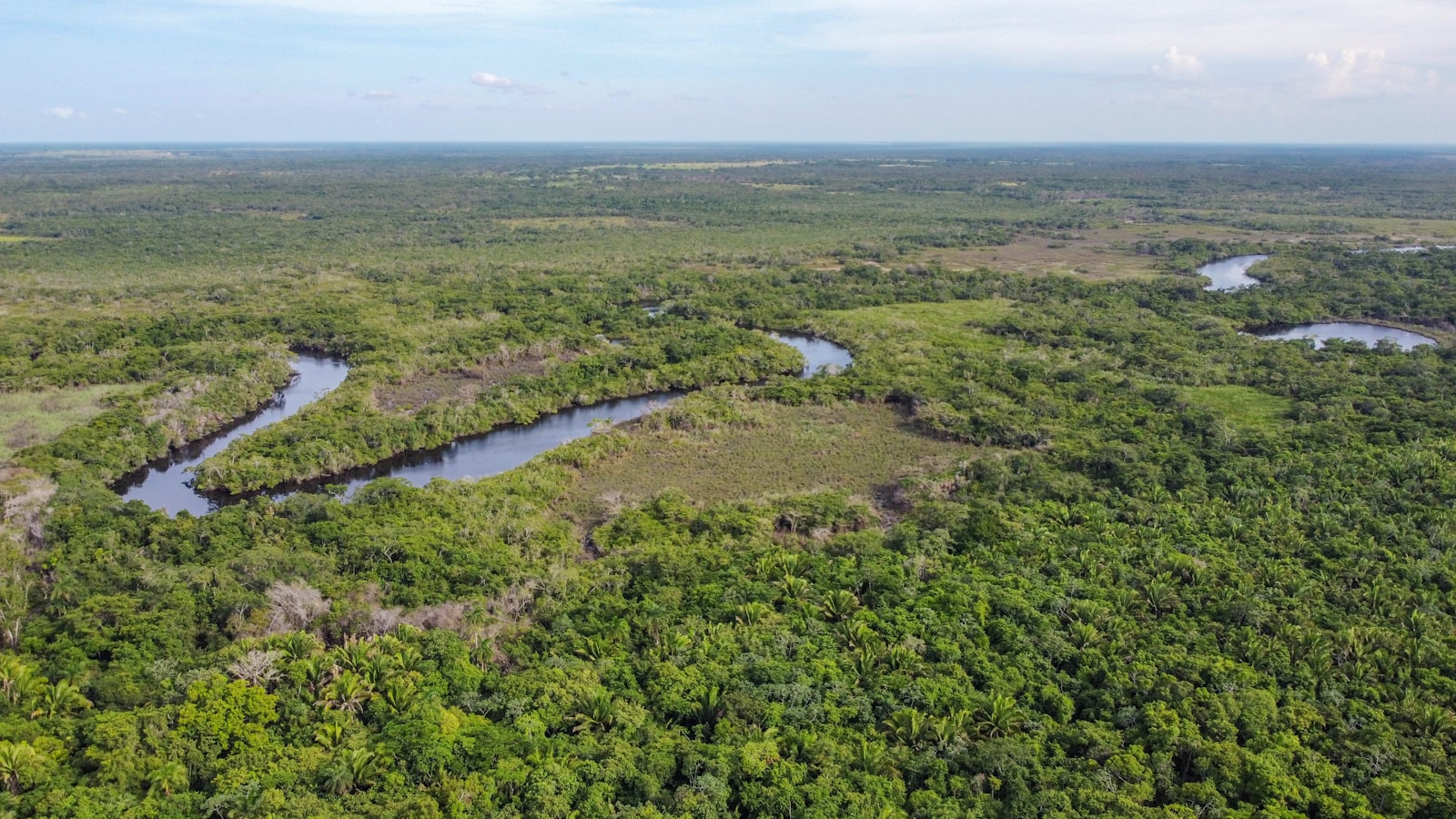 Paysage de savane et de rivière en Haute Guinée, terre de l'or